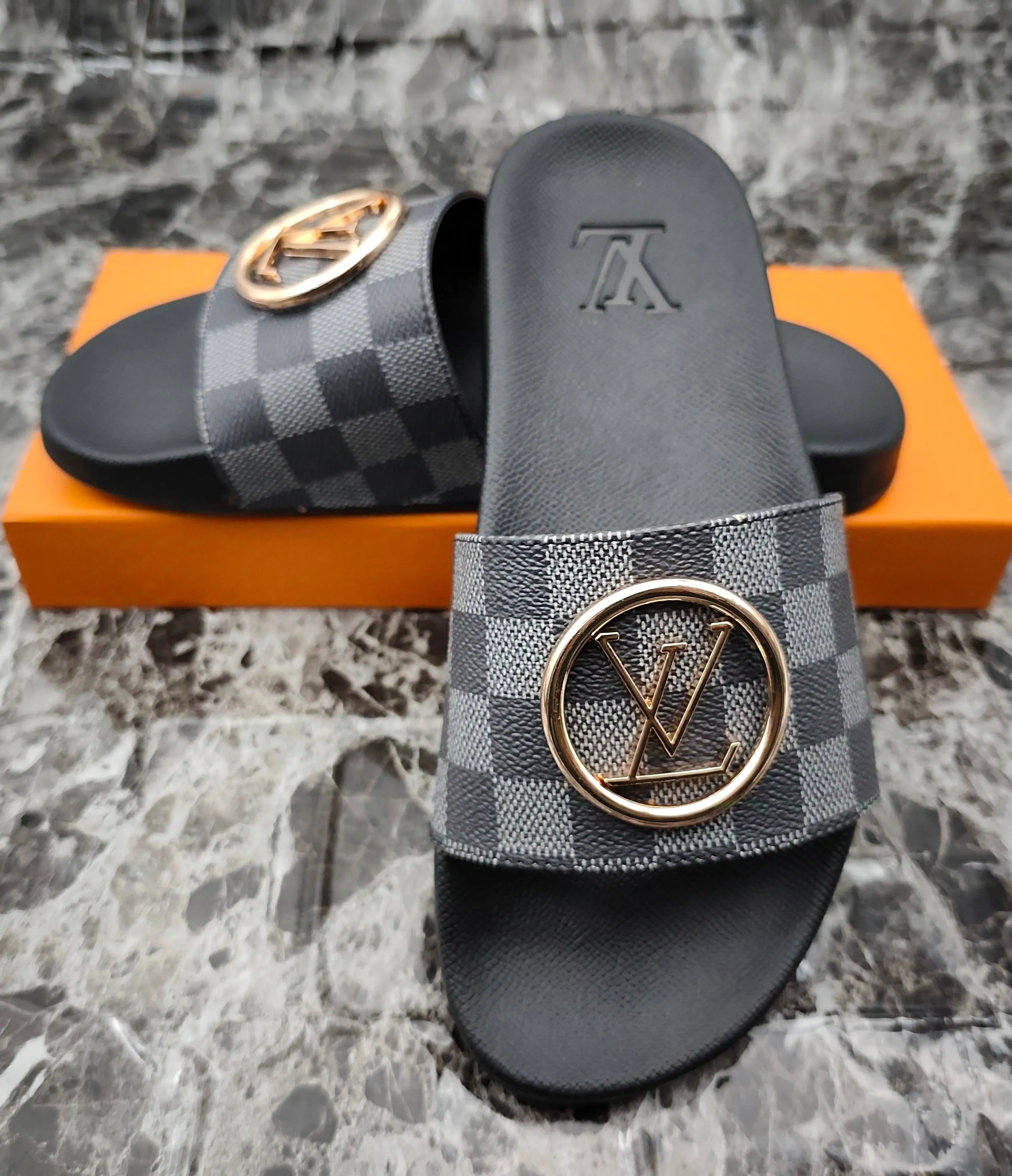 👟👟Ex-factory price 280👟👟 (available all year round) same style for men and women, size 35--48. Couple style🎗Louis Vuitton "LV" slippers, a much-anticipated one, so beautiful that it will melt your hearts❤! It is simply a masterpiece of extraordinary craftsmanship. It is a must-have for everyone. It is made by open mold. It feels Q-bounce and super soft on the feet. It is super delicate on the feet. It is an exclusive model. There are many layouts, so there is always one you like🎉🎉